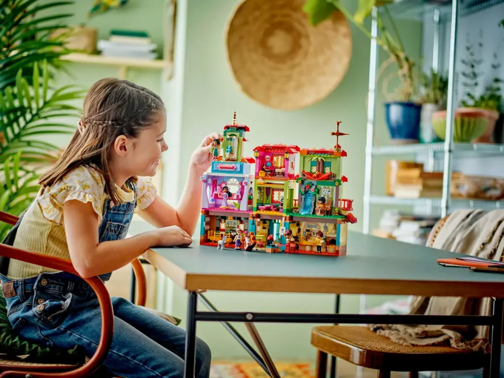 LEGO® Disney. Magiczny dom Madrigalów. 43245 - tantis.pl