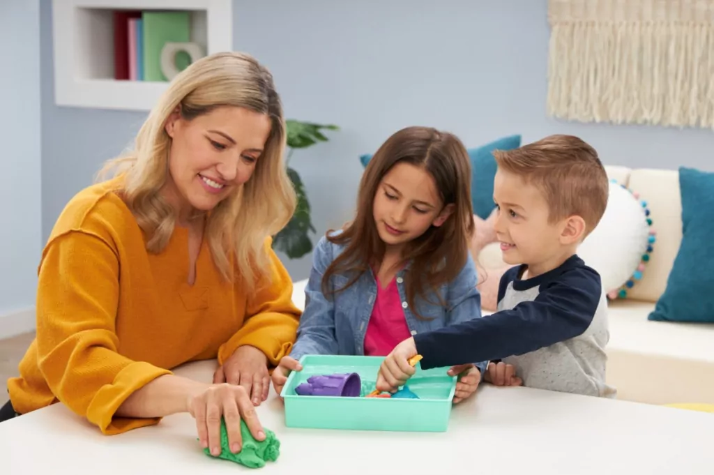 Kinetic Sand. Piasek z foremkami zielony - tantis.pl