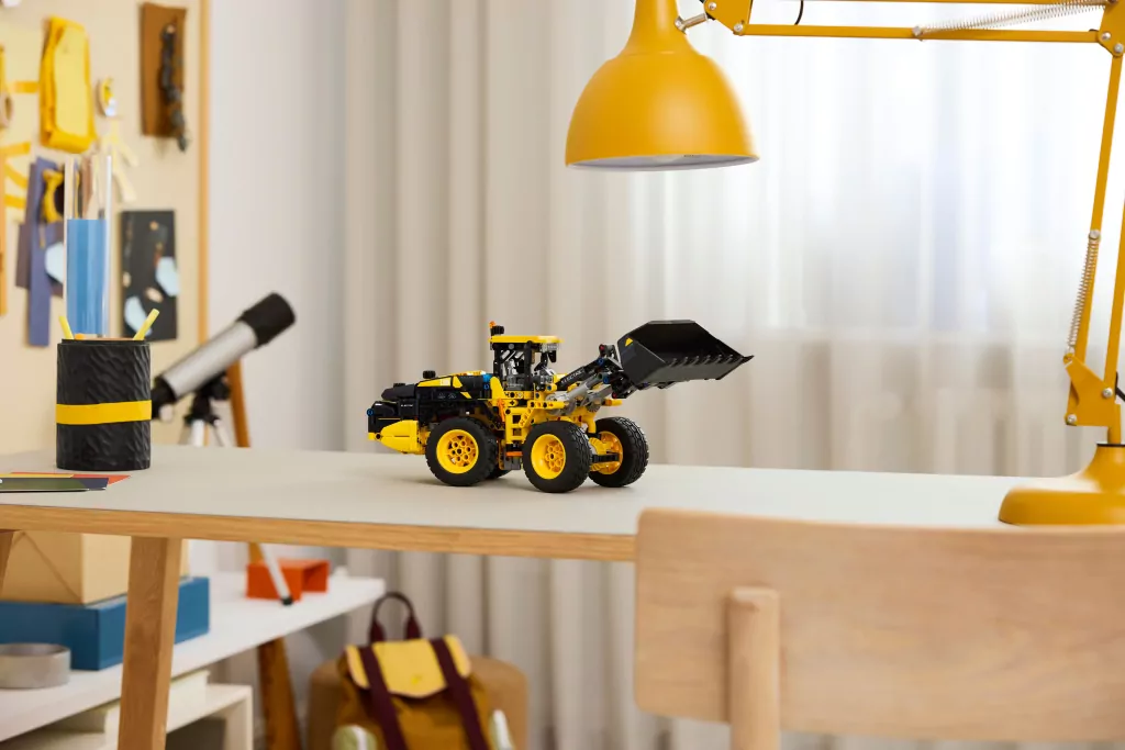 LEGO® Technic. Ładowarka kołowa Volvo L120 Electric 42209 - tantis.pl