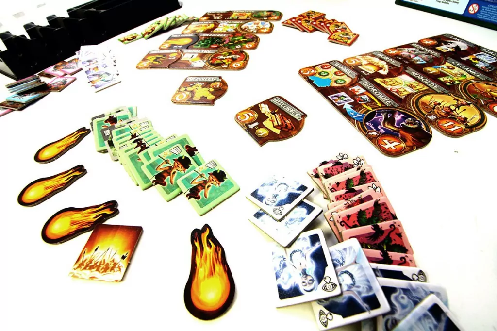 Wielkie damy/Royal Bonus/Przeklęci! Small World. Zestaw dodatków 2 - tantis.pl