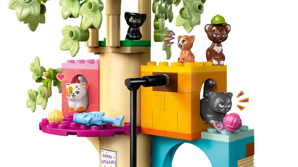 LEGO® Friends. Kocie przyjęcie urodzinowe i domek na drzewie 42666 - tantis.pl