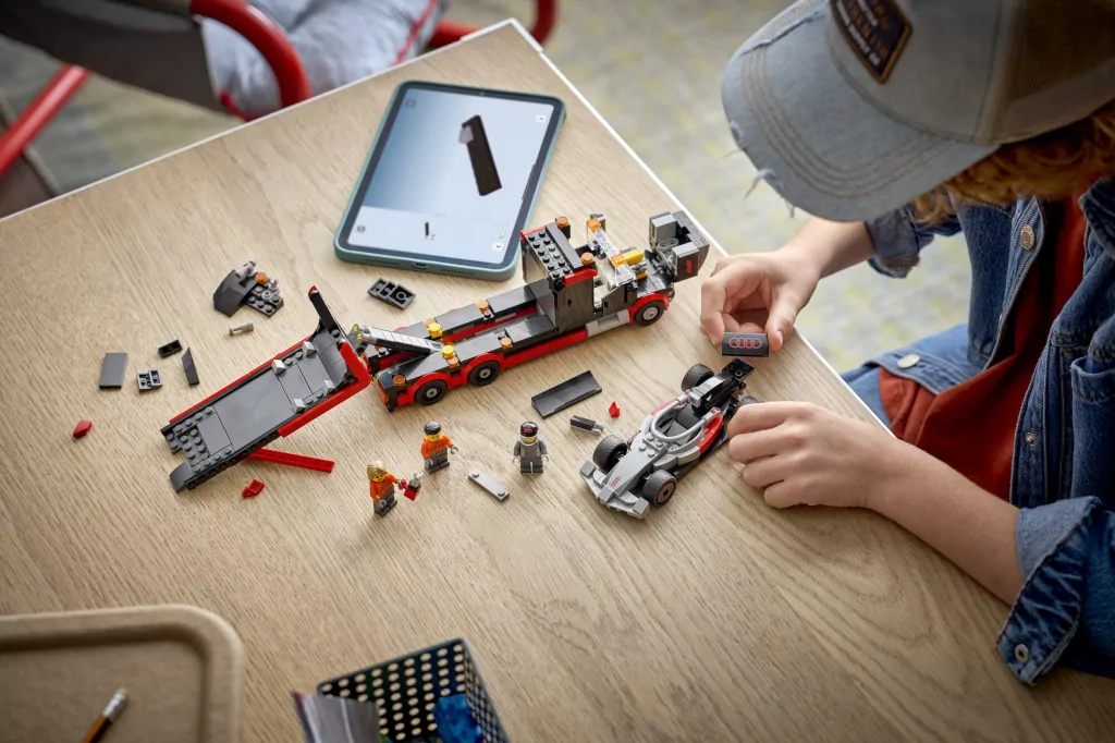 LEGO® Ciężarówka F1® z bolidem Audi F1® 60493 - tantis.pl
