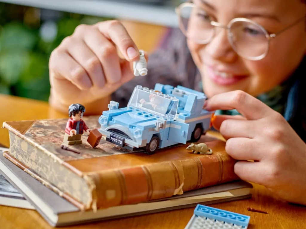 LEGO® Harry Potter. Podróż Harry'ego i Rona w Latającym Fordzie Anglia 76424 - tantis.pl