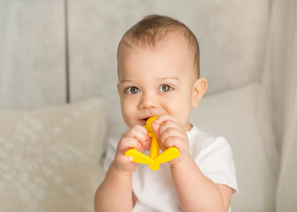 Gryzak dla dzieci uspokajający Małpka żółty - tantis.pl