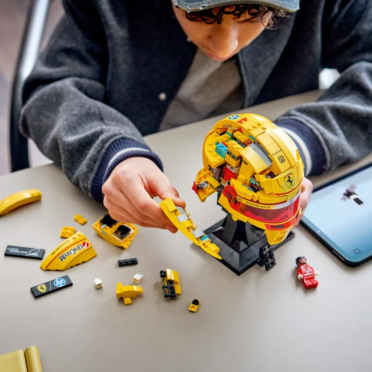 LEGO® Kask Lewis Hamilton Scuderia Ferrari HP 43022 - tantis.pl