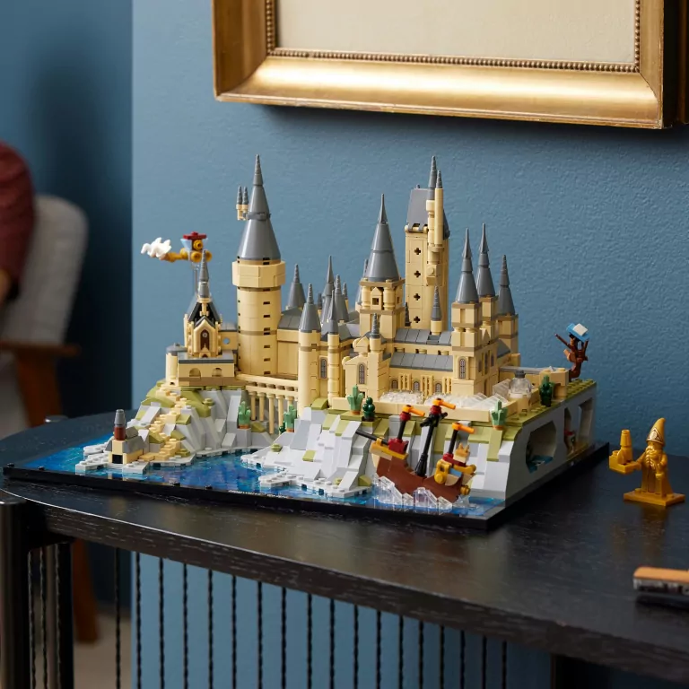 LEGO® Harry Potter. Zamek Hogwart i błonia. 76419 - tantis.pl