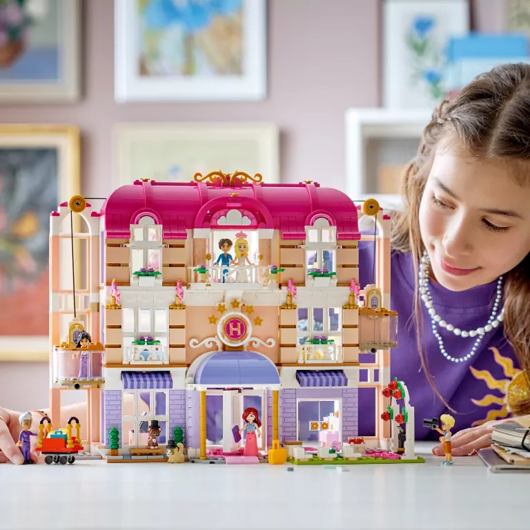 LEGO® Grand Hotel w mieście Heartlake 42704 - tantis.pl