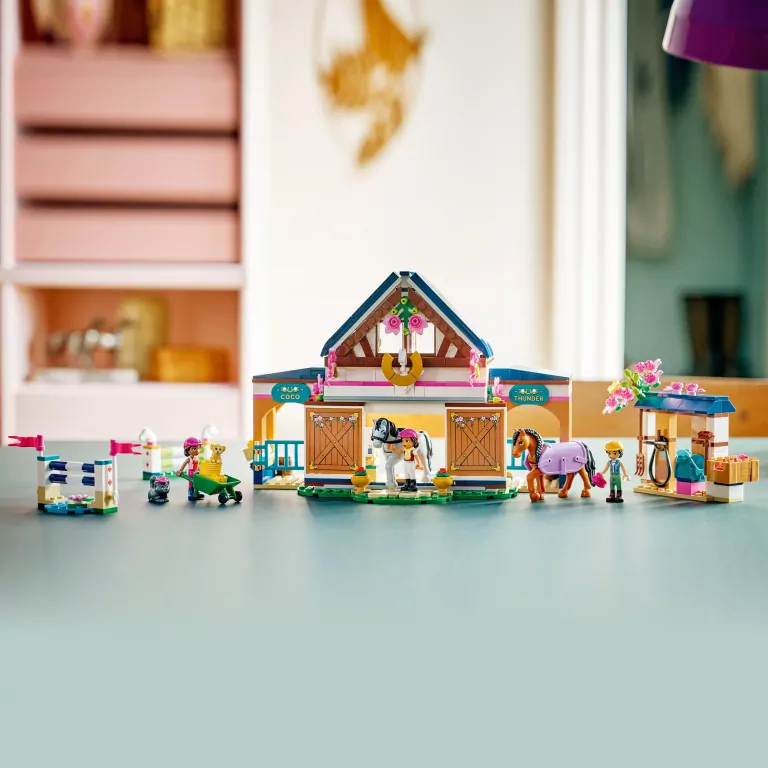 LEGO® Friends  Stadnina i szkółka jeździecka 42688 - tantis.pl