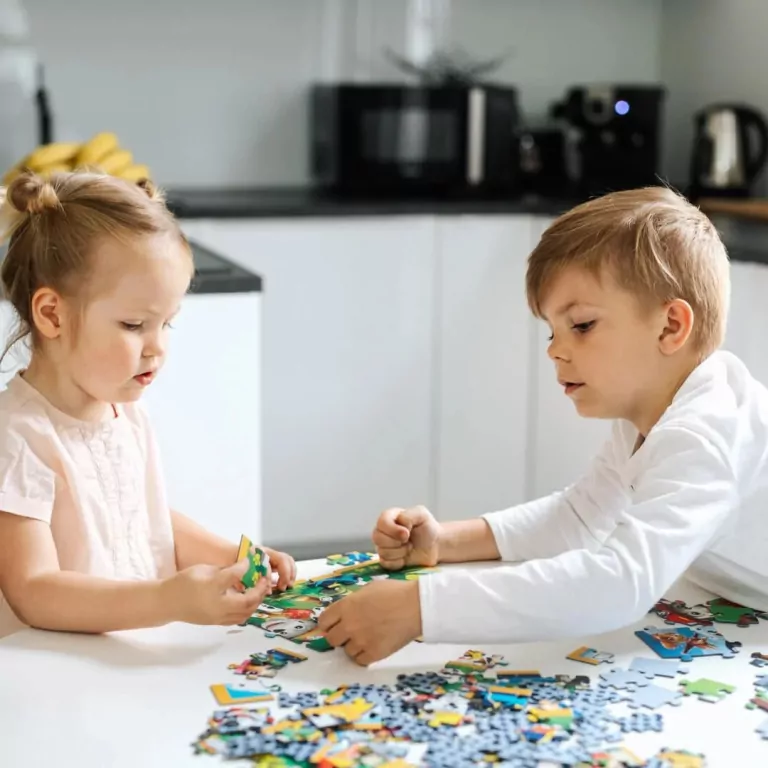 Puzzle 30 Kolory Spider-mana TREFL - tantis.pl