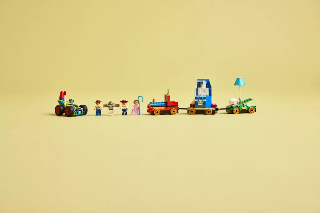 LEGO® Disney. Toy Story — Okolicznościowy pociąg i Pan Sterowany 43264 - tantis.pl