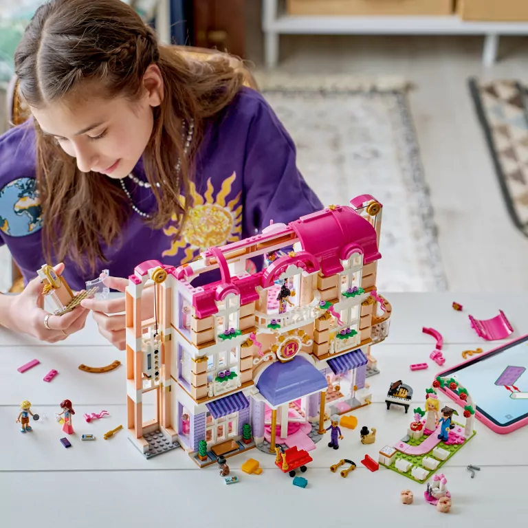 LEGO® Grand Hotel w mieście Heartlake 42704 - tantis.pl