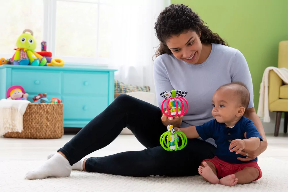 Grzechotka, gryzak dla dzieci jabłuszko. Lamaze - tantis.pl