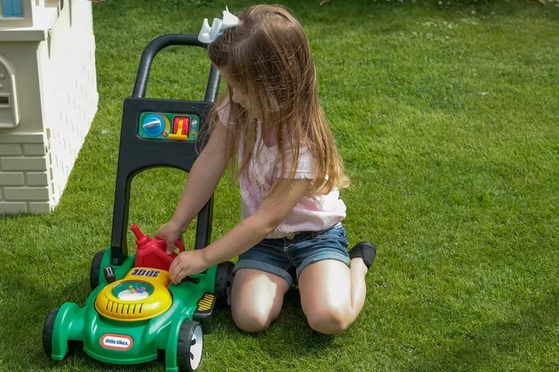 Chodzik pchacz Kosiarka. Little tikes - tantis.pl
