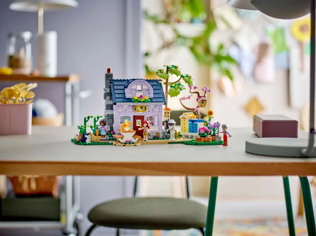 LEGO® Dom pszczelarzy i kwiatowy ogród 42669 - tantis.pl