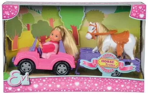Evi w jeepie z koniem na przyczepce - tantis.pl