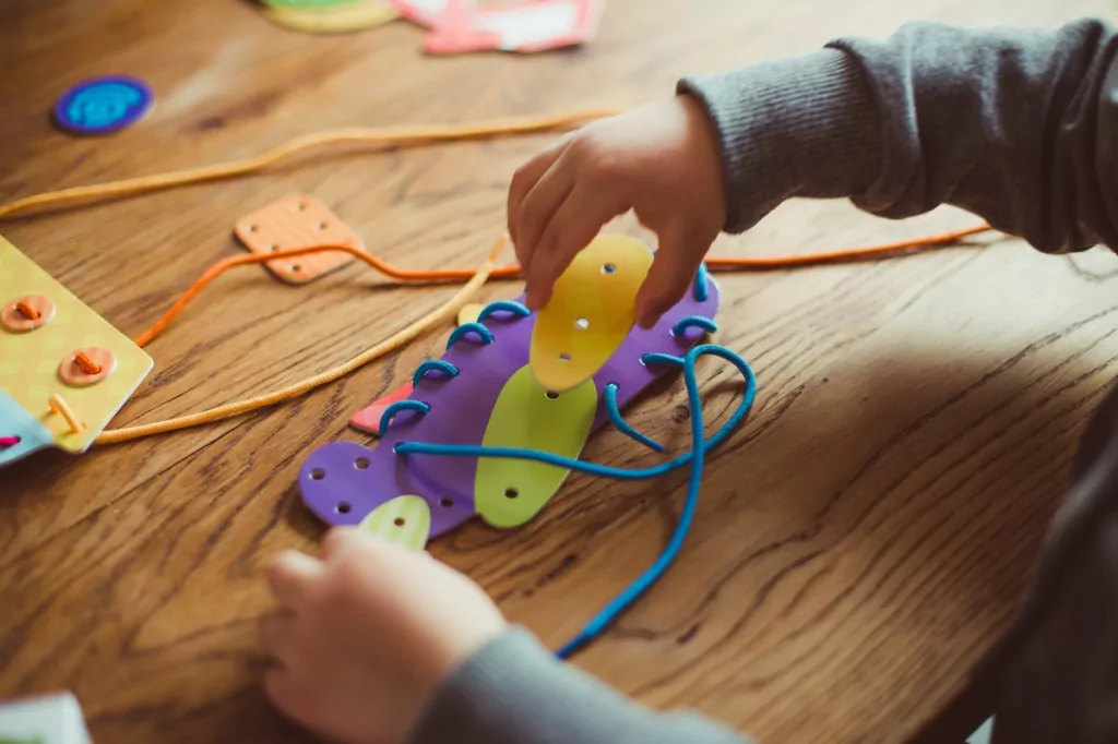 Przeplatanki. Zestaw do kreatywnej zabawy. Pojazdy - tantis.pl