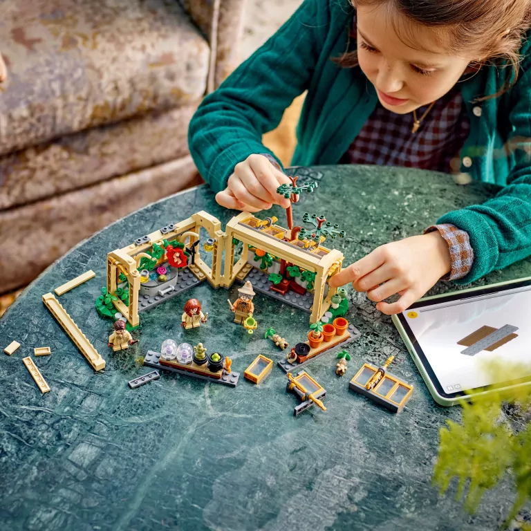 LEGO® Harry Potter. Zamek Hogwart™: zajęcia z zielarstwa 76445 - tantis.pl