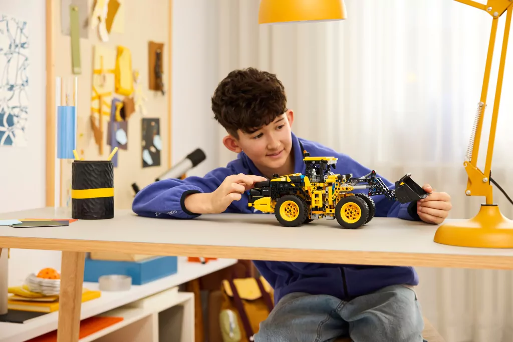 LEGO® Technic. Ładowarka kołowa Volvo L120 Electric 42209 - tantis.pl