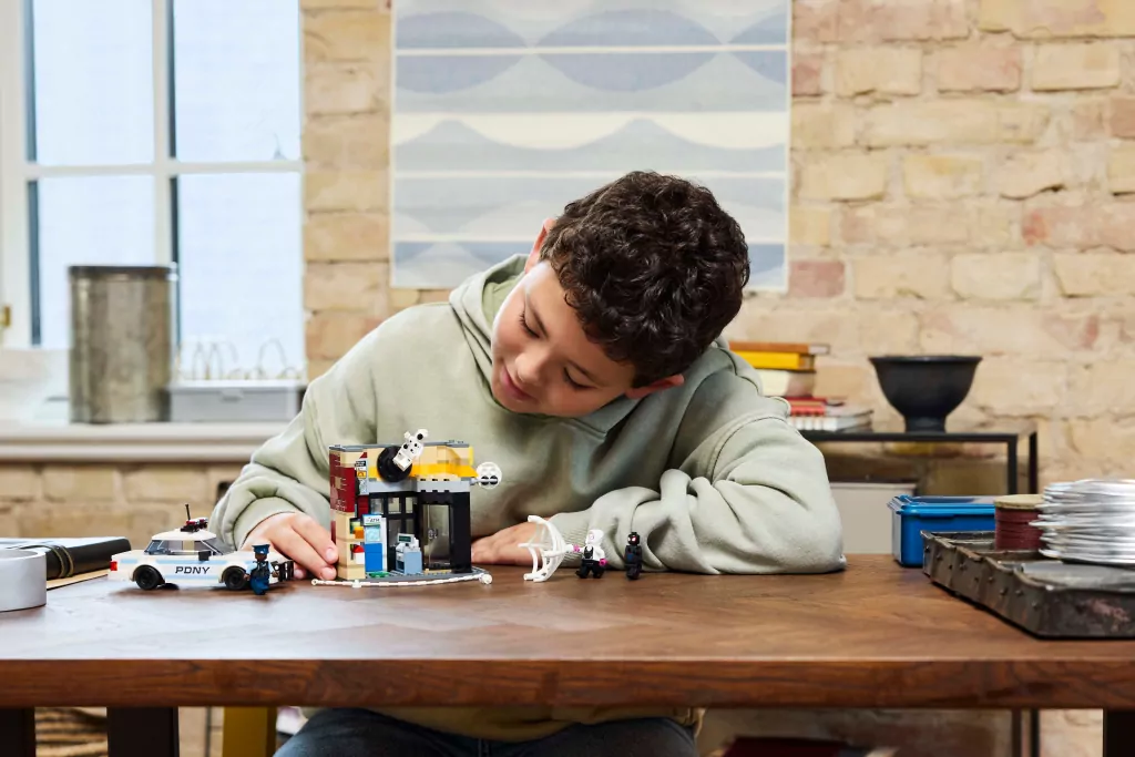LEGO® Multiwersum: Miles Morales kontra Spot 76311 - tantis.pl