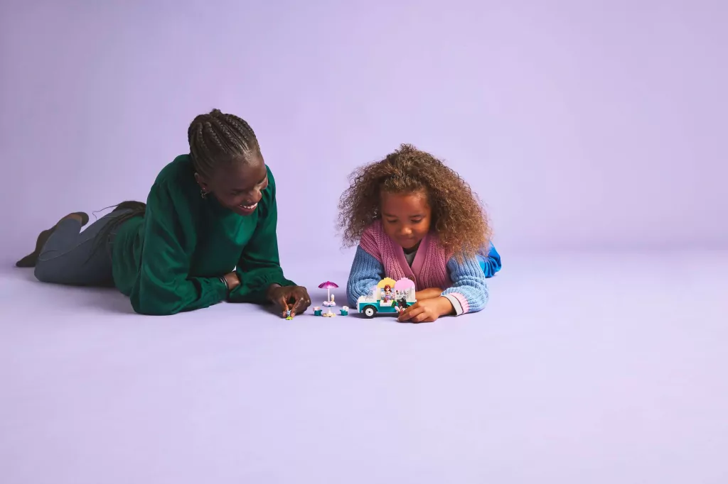 LEGO® Furgonetka z lodami w mieście Heartlake 42644 - tantis.pl