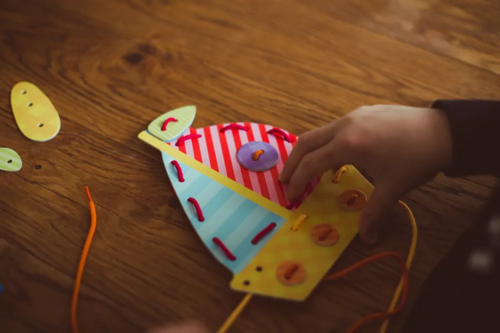 Przeplatanki. Zestaw do kreatywnej zabawy. Pojazdy - tantis.pl