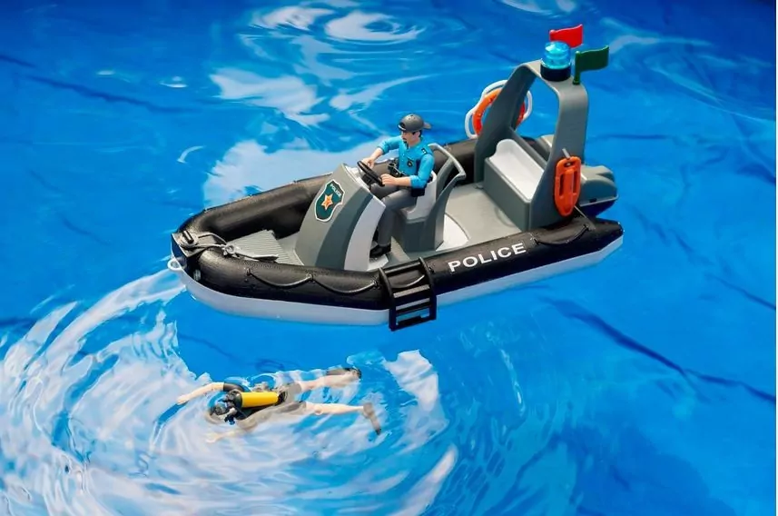 Policyjna łódź motorowa z figurką policjanta - tantis.pl
