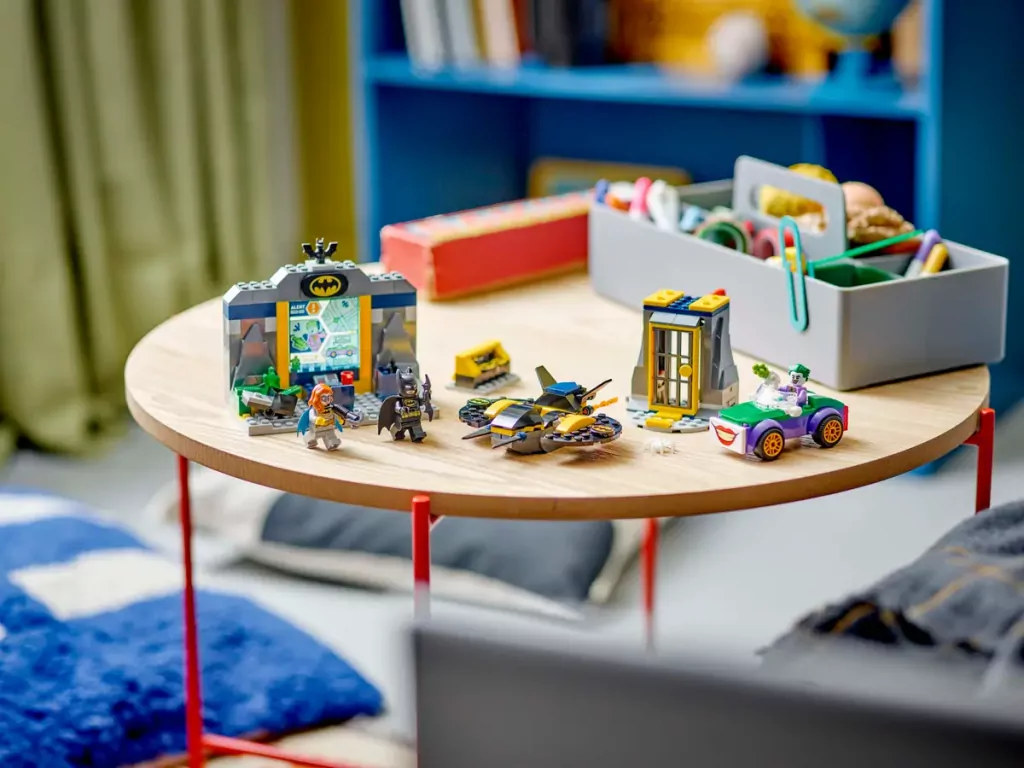 LEGO® Super heroses. Jaskinia Batmana z Batmanem, Batgirl i Jokerem. 76272 - tantis.pl