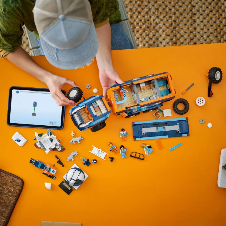 LEGO® City. Ciężarówka z laboratorium arktycznej odkrywczyni 60471 - tantis.pl