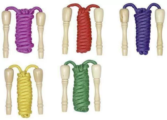 Skakanka z drewnianymi uchwytami