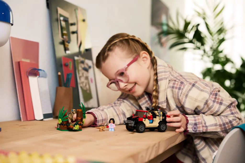 LEGO® Jurassic World. Ucieczka terenówką przed raptorem 76972 - tantis.pl