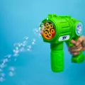 Fru Blu. Pistolet na bańki mydlane. Bubble shooter + płyn 500 ml - tantis.pl
