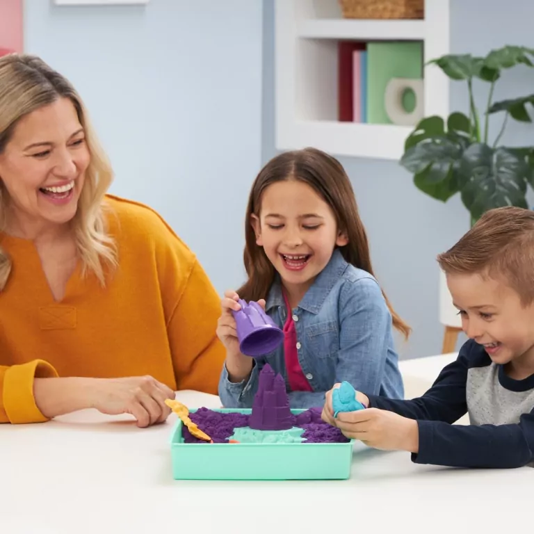 Kinetic Sand. Piasek z foremkami fioletowy - tantis.pl