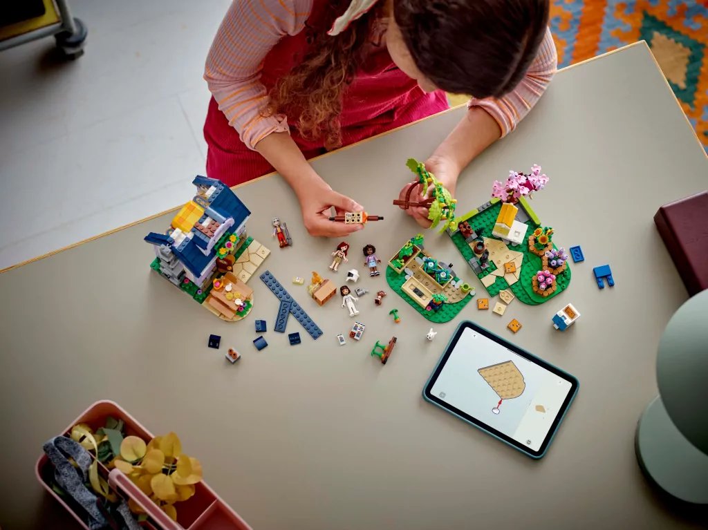 LEGO® Dom pszczelarzy i kwiatowy ogród 42669 - tantis.pl