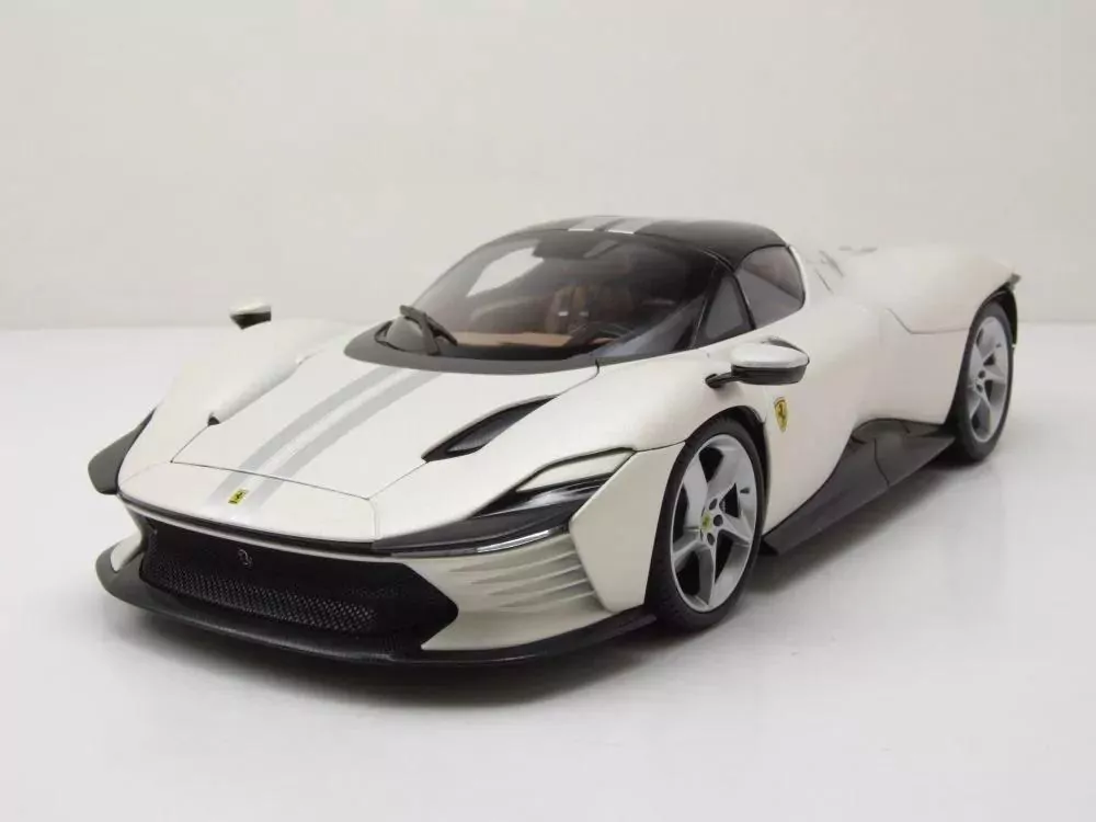 BBurago. Ferrari Daytona SP3 white 1:18 - tantis.pl