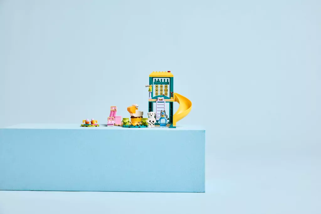 LEGO® Bluey. Blue i Łatka na placu zabaw 11201 - tantis.pl