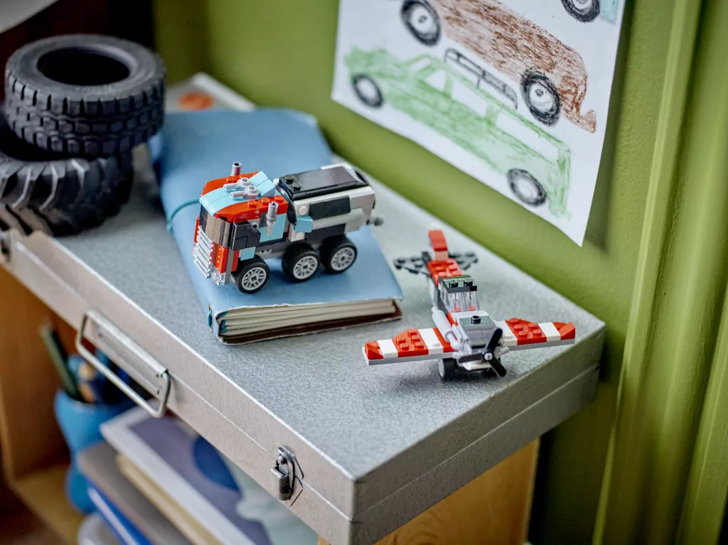 LEGO® Creator. Ciężarówka z platformą i helikopterem 31146 - tantis.pl