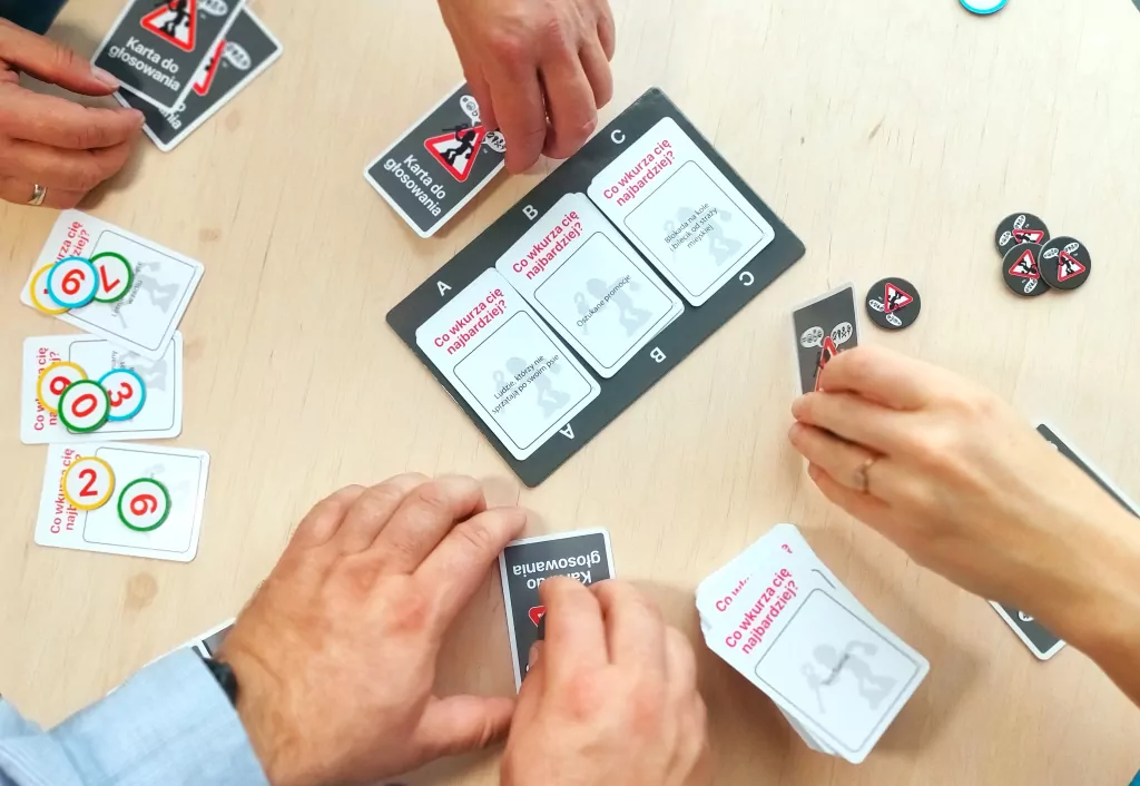 Zrzęda. Gra dla wiecznie wkurzonych facetów, zmęczonych kobiet i innych frustratów - tantis.pl