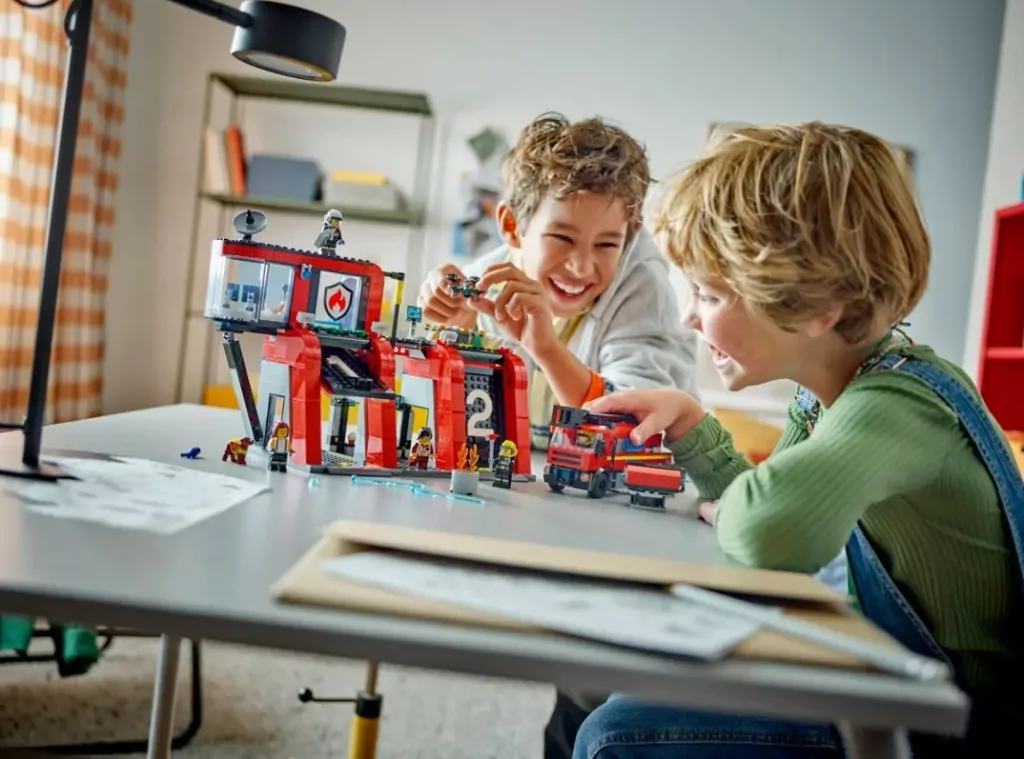 LEGO® City. Remiza strażacka z wozem 60414 - tantis.pl