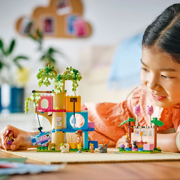 LEGO® Friends. Kocie przyjęcie urodzinowe i domek na drzewie 42666 - tantis.pl