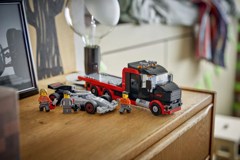 LEGO® Ciężarówka F1® z bolidem Audi F1® 60493 - tantis.pl