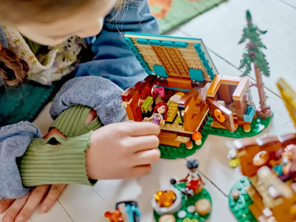 LEGO® Friends. Przytulne domki na letnim obozie. 42624 - tantis.pl