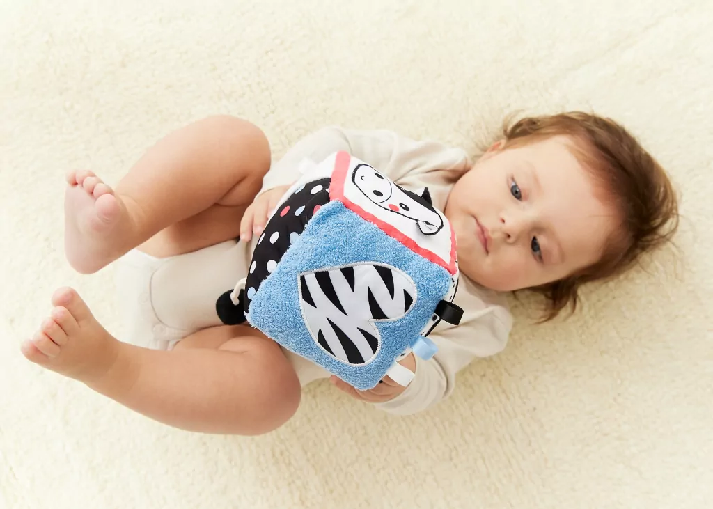 GaGaGu. Pluszowa kostka sensoryczna - tantis.pl