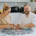 Puzzle 500. Chatka nad rzeką. 37484 - tantis.pl