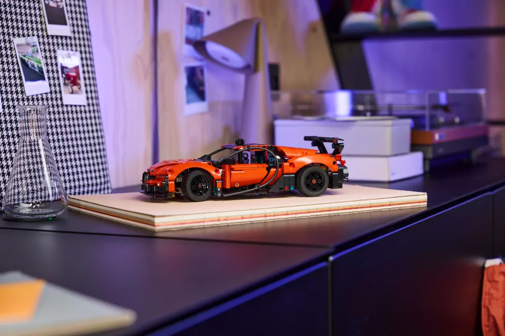 LEGO® Technic. Hipersamochód Bugatti Chiron 42222 - tantis.pl