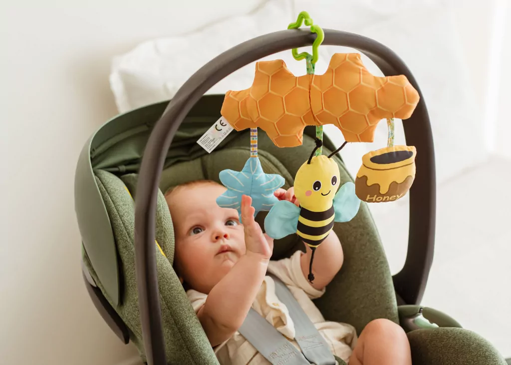 Zawieszka pszczółka na łące - tantis.pl