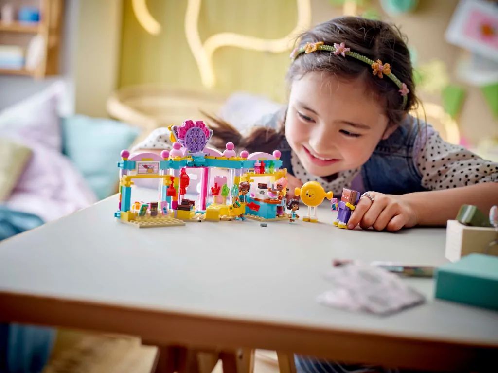 LEGO® Friends. Sklep z cukierkami w Heartlake 42649 - tantis.pl