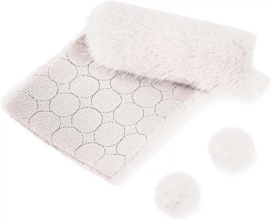 Futerkowe pompony na taśmie białe 3cm 50szt - tantis.pl