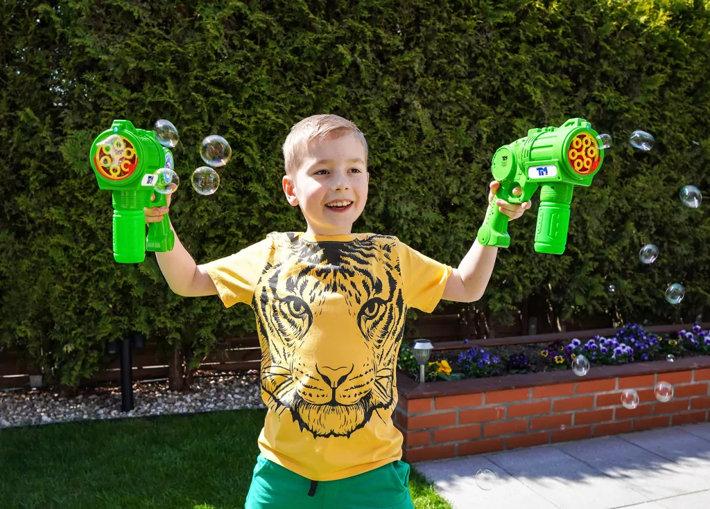 Fru Blu. Pistolet na bańki mydlane. Bubble shooter + płyn 500 ml - tantis.pl