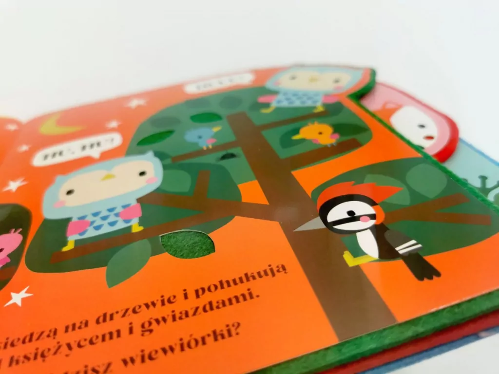 W lesie. Akademia Mądrego Dziecka. Poznaję dotykiem. Zabawa w szukaj i znajdź - tantis.pl