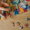 Puzzle 1000. Eye-Spy Sneaky Peekers Amsterdam TREFL - tantis.pl